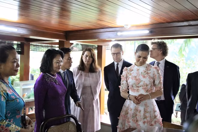 Công chúa Thụy Điển đã được giới thiệu chi tiết về cuộc đời, sự nghiệp của Chủ tịch Hồ Chí Minh...