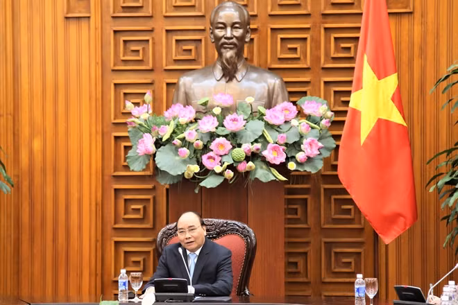 Thủ tướng Nguyễn Xuân Phúc chào mừng Bộ trưởng Saleumxay Kommasith và Đoàn đại biểu Bộ Ngoại giao Lào sang thăm Việt Nam