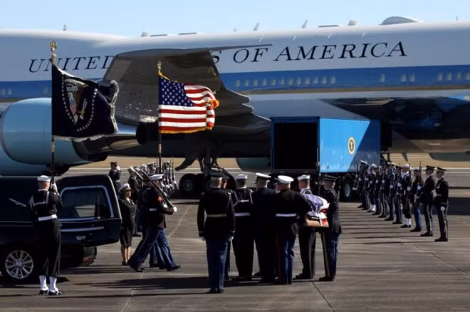 Linh cữu của cố Tổng thống Mỹ George H.W Bush được đưa từ Texas tới thủ đô Washington trên chuyên cơ Air Force One hôm 3-12.