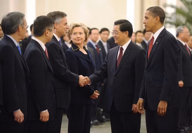 Ông Huntsman cùng cựu Tổng thống Obama và cựu Ngoại trưởng Hillary Clinton đến Trung Quốc. Ảnh EAP