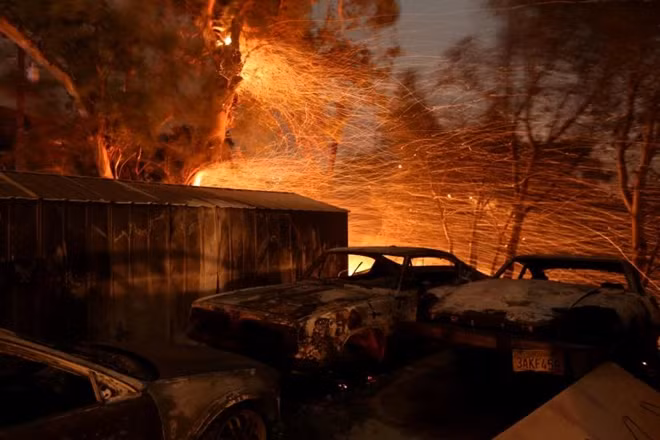 Đám cháy này được nhà chức trách đặt tên là Skirball Fire vì nó bùng phát ở gần khu vực trung tâm Skirball Center, khoảng 5 giờ sáng hôm 6-12, giờ địa phương, gần nơi xa lộ liên bang 405 cắt ngang Mulholland Drive ở Bel-Air