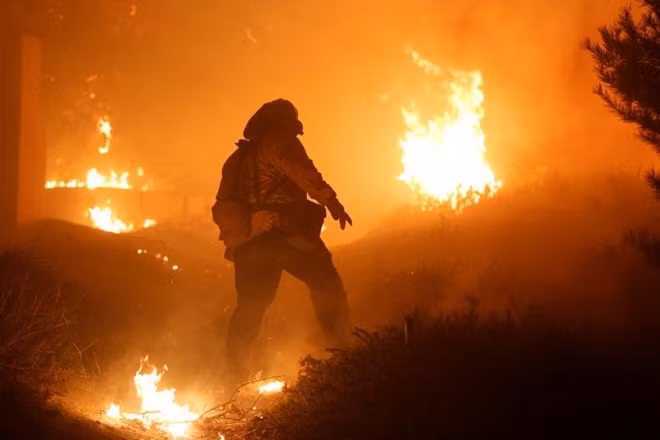 Đám cháy rừng bùng phát mạnh ở Quận Venturra, cách thành phố Los Angeles, bang California, Mỹ khoảng 115 km về phía Tây Bắc. Cùng với khí hậu hanh khô là gió lớn, tốc độ lên đến 112 km/h, đám cháy bùng phát và dường như không thể cản nổi.
