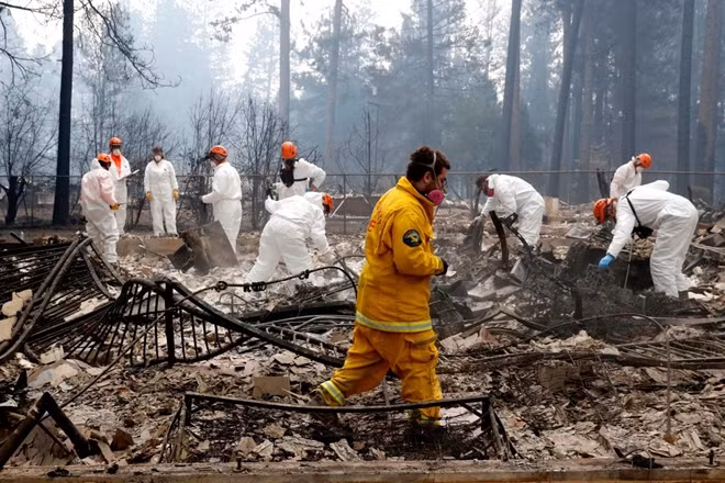 Lính cứu hỏa California tìm kiếm thi thể nạn nhân trong đống đổ nát. Ảnh Reuters.