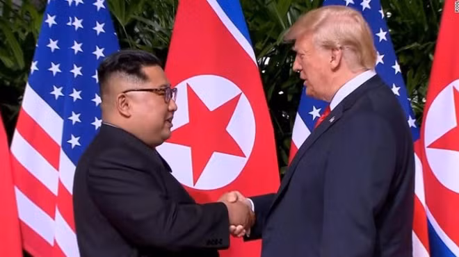 Cái bắt tay lịch sử giữa lãnh đạo Mỹ-Triều tại Singapore. Ảnh CNN