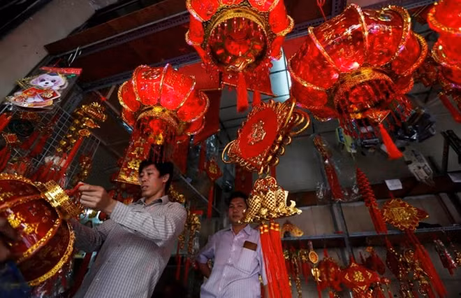 Sắc đỏ là màu chủ yếu trong năm mới. Sắc đỏ được coi là mang lại may mắn và "vận đỏ" trong quan niệm của nhiều người châu Á. Trong ảnh là một tiệm bán đồ lưu niệm và trang trí Tết tại Phnom Penh, Campuchia. Ảnh Reuters
