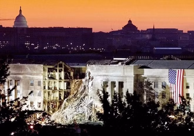 Hình ảnh được ghi lại một khu vực của Lầu Năm Góc bị hư hại sau khi bị chiếc máy bay thương mại bị bắt cóc đâm thẳng vào ngày 11-9 trước đó
