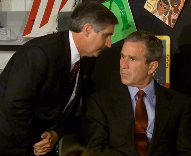 Tổng thống Mỹ đương thời, George W. Bush được Giám đốc Nhân sự của Nhà Trắng Andrew Card thông tin về việc chiếc máy bay thứ hai đã đâm thẳng vào WTC. Lúc này ông Bush đang tham dự một cuộc gặp gỡ và đọc sách cho các em thiếu nhi tại trường Tiểu học Emma E. Booker, Sarasota, bang Florida