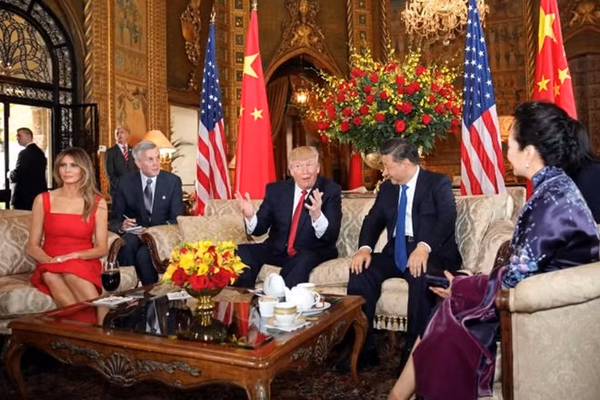 Cuộc gặp đầu tiên giữa hai nhà lãnh đạo siêu cường. Ảnh Reuters
