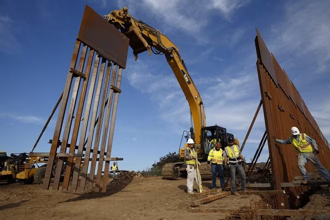 Bức tường biên giới được xây dựng tại Tijuana, Mexico đầu năm 2019. Ảnh AP.