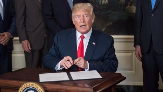 Tổng thống Mỹ Donald Trump ký sắc lệnh mới. Ảnh Getty