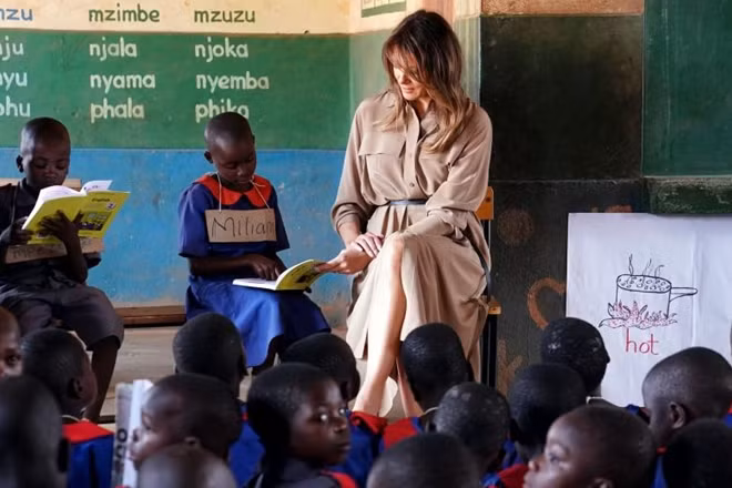 Bà Trump tham quan một lớp học tại Lilongwe, Malawi, hôm 4-10.