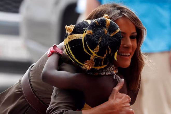 Bà Trump ôm một em bé ở Cape Coast, Ghana.