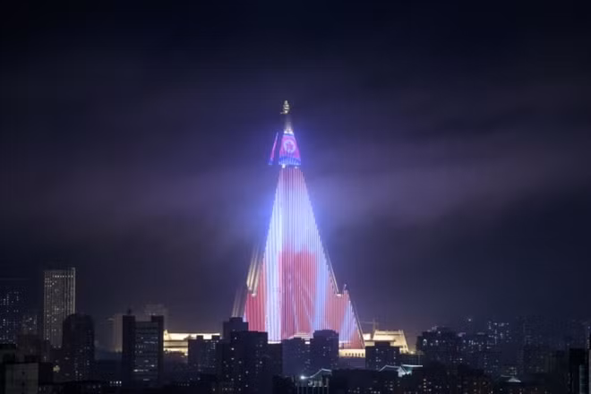 Tòa nhà với màn "biểu diễn" đèn LED vào buổi tối. Ảnh Getty Images.