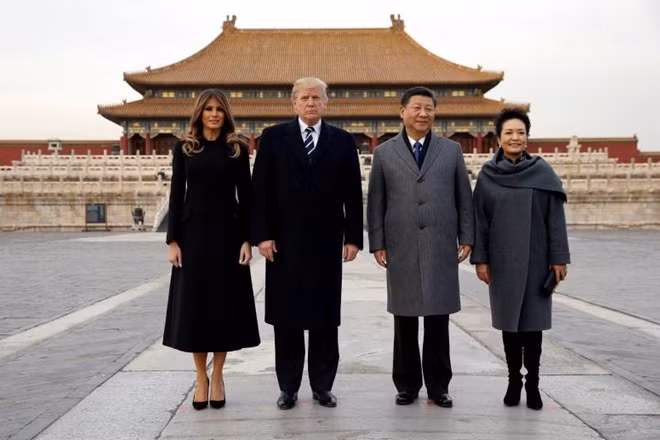 Tổng thống Mỹ Donald Trump và Đệ nhất phu nhân Melania chiều 8-11 có buổi tham quan Tử Cấm Thành và thưởng thức kinh kịch bên cạnh Chủ tịch Trung Quốc Tập Cận Bình cùng phu nhân Bành Lệ Viện.