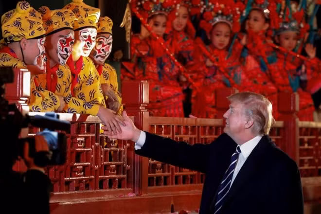 Tổng thống Mỹ Donald Trump thưởng thức kinh kịch, một trong những loại hình nghệ thuật truyền thống của Trung Quốc được Tổ chức Giáo dục, Khoa học và Văn hóa Liên Hợp Quốc (UNESCO) liệt vào danh sách di sản văn hóa phi vật thể. Kinh kịch có sự kết hợp giữa trình diễn nhạc cụ, ca hát, múa, khiêu vũ và nhào lộn