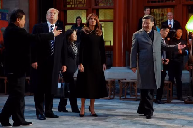 Trong Tweet của mình, ông Trump viết: "Melania và tôi xin cảm ơn Chủ tịch Tập cùng Phu nhân Bành Lệ Viện vì một buổi chiều và tối không thể nào quên tại Tử Cấm Thành ở Bắc Kinh. Chúng tôi mong đợi được gặp lại các bạn vào sáng ngày mai!"