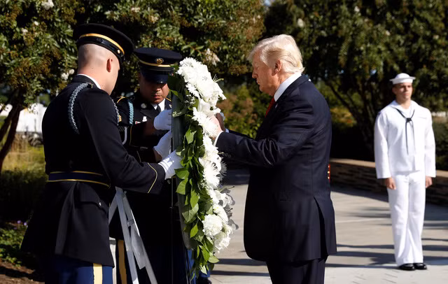 Tổng thống Mỹ Donald Trump gắn vòng hoa tưởng niệm các nạn nhân tại Nhà Trắng. Ông phát biểu: "Những kẻ khủng bố từng tấn công chúng ta nghĩ rằng chúng có thể gây ra sự sợ hãi và làm suy yếu tinh thần của chúng ta. Nhưng nước Mỹ sẽ không để yên bị hăm dọa như vậy. Và những kẻ cố tìm cách tấn công sẽ bị liệt kê vào danh sách dài những kẻ thù của nước Mỹ - những kẻ dám thử thách lòng can đảm của chúng ta,"