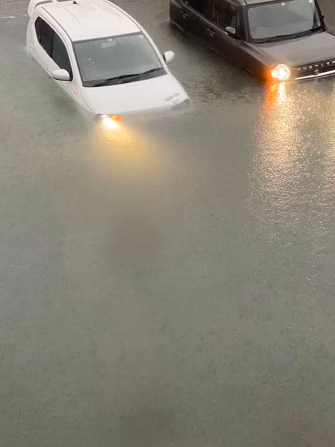 Nhiều hình ảnh được chia sẻ trên mạng xã hội cho thấy nhiều nơi tại Nhật Bản đã bị ngập sâu do mưa lớn, đã có những thiệt hại ban đầu dù cơn bão chưa chính thức đổ bộ.