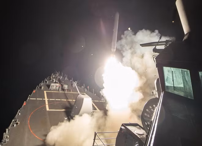 Ngày 7-4, Mỹ phóng 60 tên lửa hành trình tấn công Syria. Ảnh Reuters