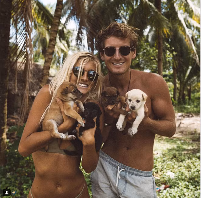 Jack Morris, 26 tuổi và bạn gái Lauren Bullen, 24 tuổi, kiếm được mức lương sáu con số bằng cách quảng cáo sản phẩm và địa điểm trên Instagram (Nguồn: Instagram nhân vật)
