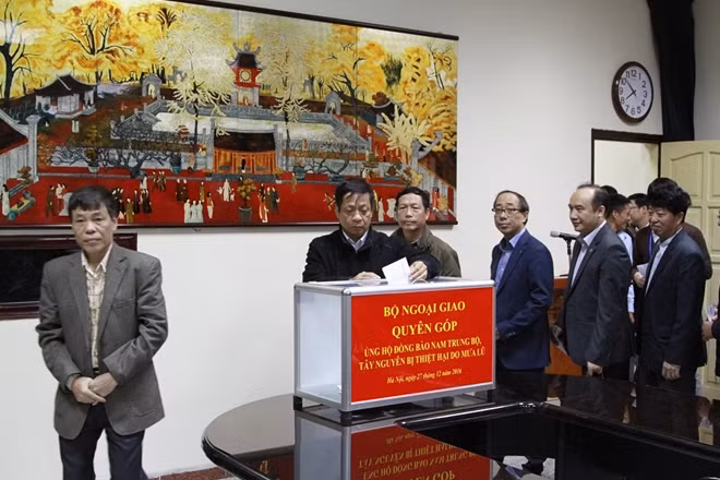 Các cán bộ Bộ Ngoại giao hưởng ứng cùng tham gia ủng hộ đồng bào các tỉnh Nam Trung Bộ và Tây Nguyên bị thiệt hại do mưa lũ