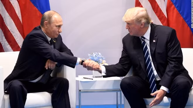 Tổng thống Nga Vladimir Putin và Tổng thống Mỹ Donald Trump tại Hội nghị G20. Ảnh Reuters
