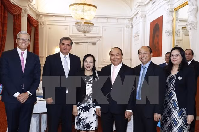 Thủ tướng Nguyễn Xuân Phúc và đại diện Tập đoàn Vamed. Ảnh TTXVN