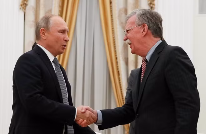 Tổng thống Nga Putin trong cuộc gặp với Cố vấn ANQG Mỹ John Bolton. Ảnh Reuters