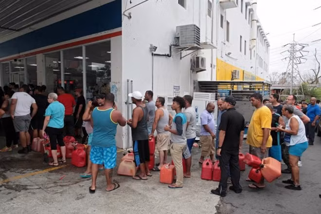 Hàng dài những người dân Puerto Rico chờ được cấp nước sạch, xăng dầu và hàng cứu trợ khác