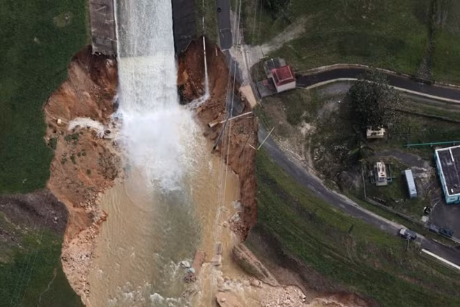 Khu vực đập Guajataca, một công trình đặc biệt quan trọng đối với Puerto Rico bị hư hại nặng nề và với viễn cảnh con đập này bị vỡ như nhiều người dự đoán, thiệt hại sẽ còn to lớn vượt ngoài tưởng tượng