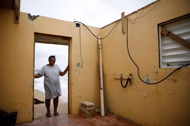 Puerto Rico hiện vẫn không có điện và dịch vụ điện thoại thì chập chờn, trong khi nhà chức trách đang cố gắng cung cấp thức ăn và nước uống cho những người bị ảnh hưởng bởi cơn bão nghiêm trọng nhất ập vào hòn đảo 3,4 triệu dân này trong gần một thế kỷ qua.