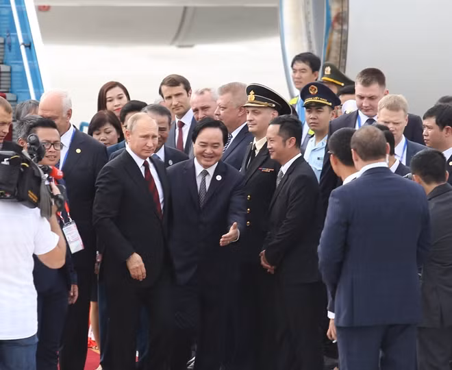 Bộ trưởng Giáo dục và Đào tạo Phùng Xuân Nhạ chủ trì lễ đón Tổng thống Putin.