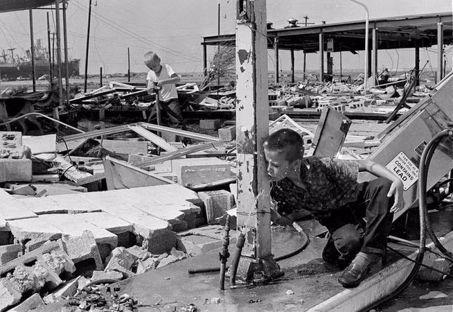 Một hình ảnh được ghi lại sau khi cơn bão đổ bộ năm 1969. AP