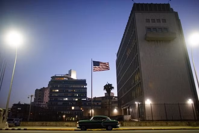 Bên ngoài Đại sứ quán Mỹ tại Havana, Cuba. Ảnh: Reuters