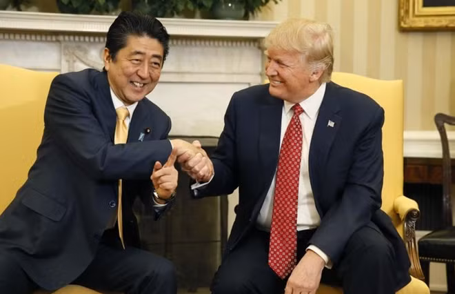 Cái bắt tay lịch sử 19 giây của Tổng thống Mỹ và Thủ tướng Nhật. Ảnh: Reuters