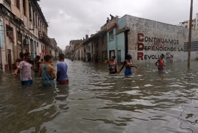 Người dân Havana, Cuba "đi dạo" trên những con phố, giờ đã hóa thành sông, sau khi những ngày giông bão đã qua nhưng những khó khăn vẫn còn phía trước