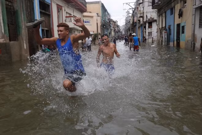 Nhiều thanh niên vẫn nô đùa trên những con phố ngập nước. Du lịch của Cuba bị ảnh hưởng khá nghiêm trọng. Hơn 5.000 du khách cũng được sơ tán khẩn cấp khỏi các khách sạn và khu nghỉ dưỡng trước khi cơn bão ập đến