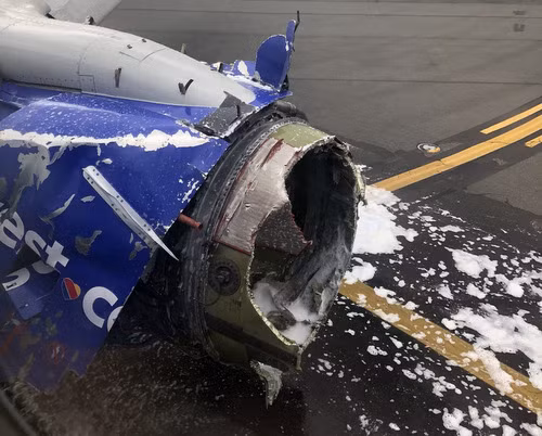 Cận cảnh động cơ máy bay bị hỏng hôm 17-4 của Southwest Airlines. Ảnh Reuters