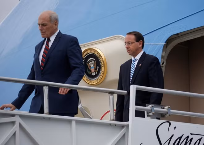Ông Rosenstein (đi sau) và Chánh văn phòng Nhà Trắng John Kelly bước ra khỏi chiếc Air Force One. Ảnh Reuters