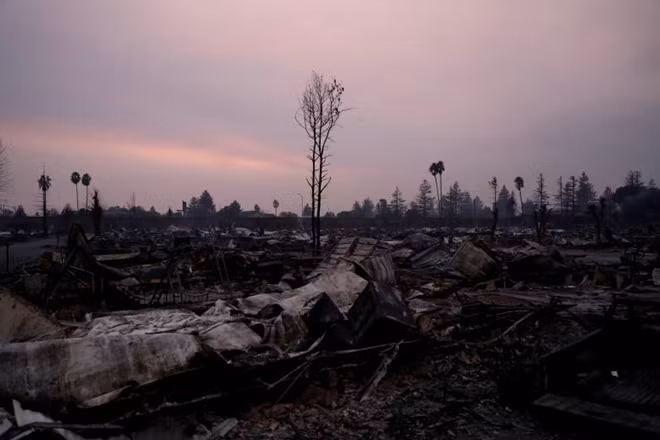 Biển lửa tại California đã quét qua nhiều khu vực và gần như không để lại gì ngoài những đống tro tàn đổ nát, khung cảnh mà nhiều người dân địa phương ví như những gì chỉ có thể thấy trong những bộ phim viễn tưởng về "Ngày tận thế", theo CNN