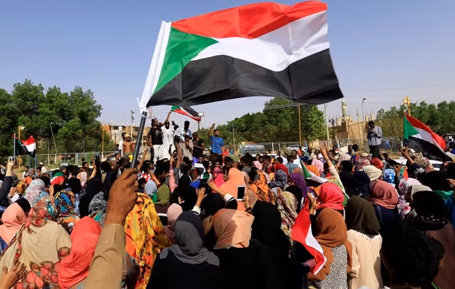 Người biểu tình trên đường phố Khartoum ngày 5-7 vừa qua. Ảnh Reuters.
