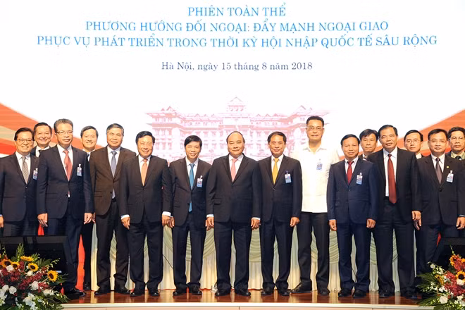 Thủ tướng Nguyễn Xuân Phúc chụp ảnh lưu niệm cùng các đại biểu. Ảnh VGP