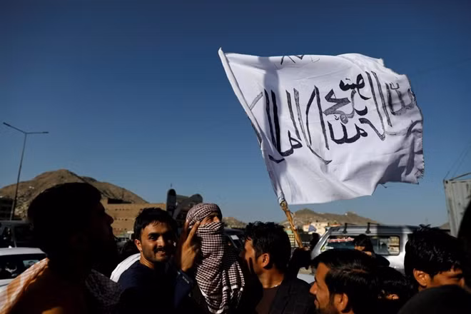 Một nhóm người cầm theo cờ của Taliban tại Kabul, Afghanistan. Ảnh minh họa Reuters.