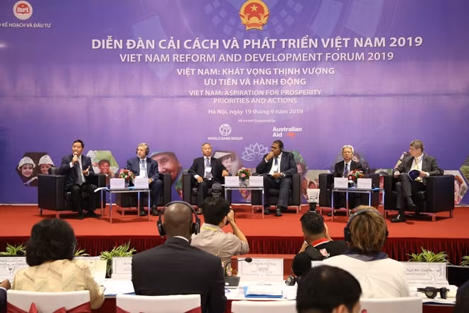 Tại phiên thảo luận.