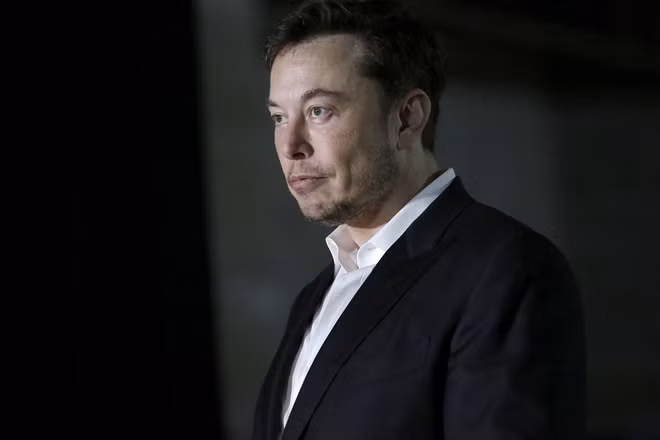 Tỷ phú Elon Musk không còn là chủ tịch của Tesla. Ảnh Reuters