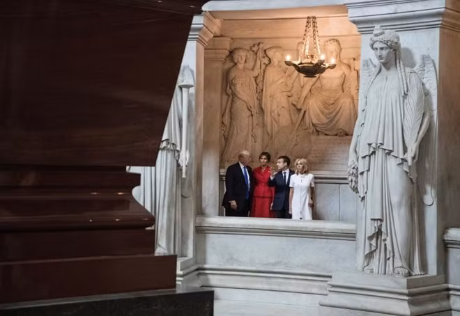Vợ chồng Tổng thống Pháp dẫn vợ chồng Tổng thống Mỹ tham quan Điện Invalides