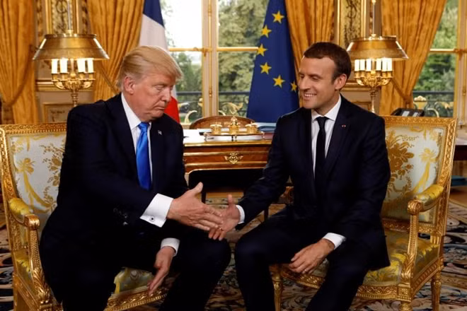 Tổng thống Mỹ Donald Trump và Tổng thống Pháp Emmanuel Macron bắt tay tại Điện Elysee. Ảnh: Reuters