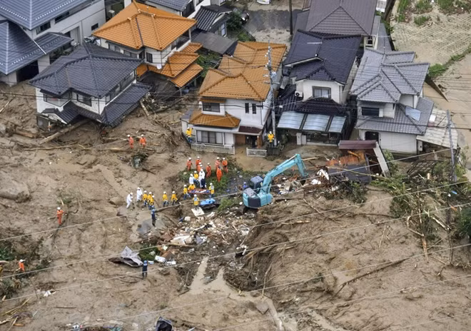Lực lượng cứu hộ tìm kiếm trong đống đổ nát tại Hiroshima. Ảnh Reuters