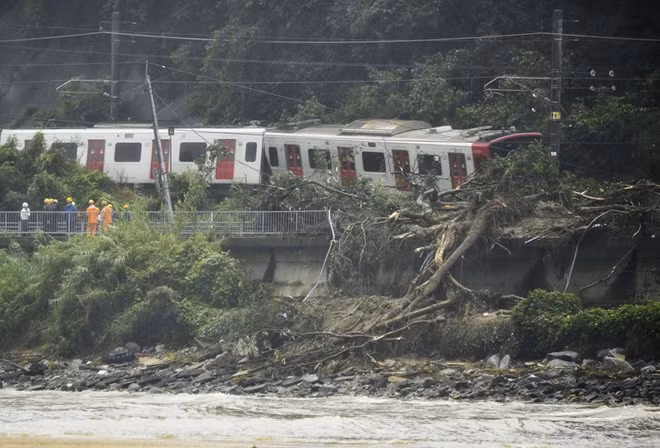 Một đoàn tàu trật bánh do lở đất tại Karastu. Ảnh Reuters