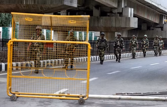 Lực lượng an ninh Ấn Độ trên đường phố Srinagar. Ảnh Reuters.